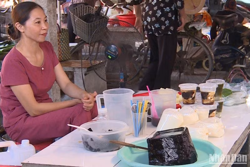 Chợ Thuận Vi bày bán 24 loại bánh truyền thống do người dân tự làm, tự tiêu thụ.