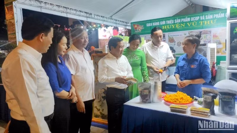 Các đại biểu thăm quan gian hàng trưng bày sản phẩm OCOP, sản phẩm chủ lực của huyện Vũ Thư.