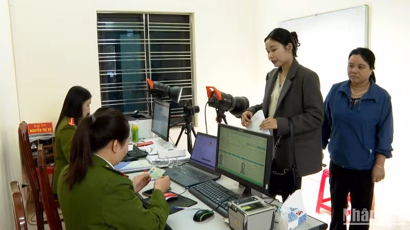 Cán bộ, chiến sĩ Công an tỉnh Thái Bình tận tình phục vụ người dân đến giao dịch, làm thủ tục hành chính.