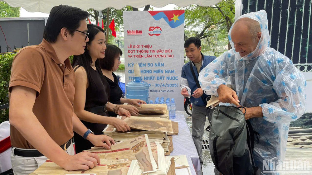 Du khách nước ngoài không ngại “đội mưa” đến triển lãm. Du khách nước ngoài không ngại “đội mưa” đến triển lãm.