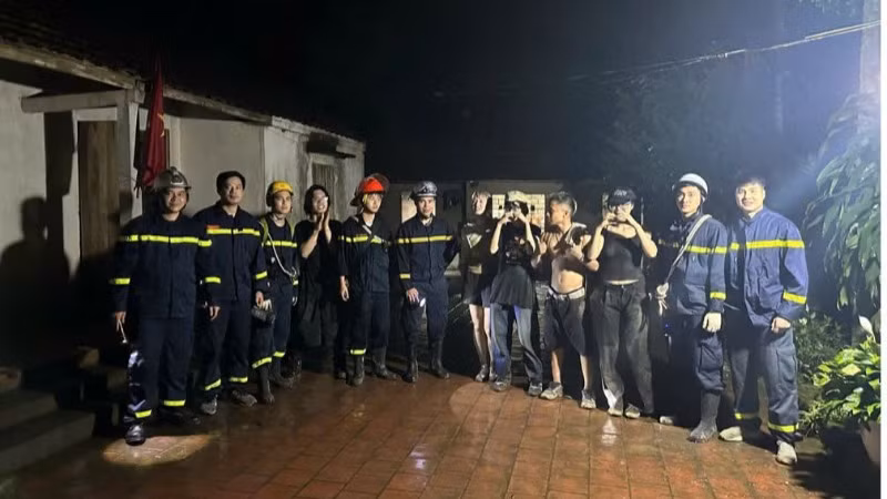 Lực lượng Cảnh sát Phòng cháy, chữa cháy và Cứu nạn, cứu hộ Sóc Sơn phối hợp các đơn vị chức năng giải cứu thành công 5 người bị mắc kẹt trên núi Hàm Lợn. (Nguồn: Công an thành phố Hà Nội)