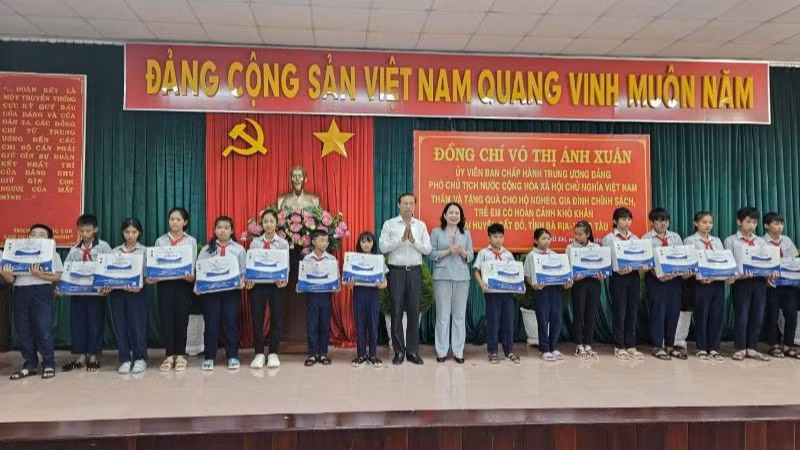 Phó Chủ tịch nước Võ Thị Ánh Xuân tặng quà cho học sinh có hoàn cảnh đặc biệt khó khăn trên địa bàn huyện Đất Đỏ, tỉnh Bà Rịa-Vũng Tàu.