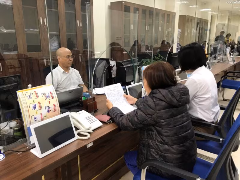 Bảo hiểm xã hội tỉnh Hưng Yên phục vụ nhân dân tại Trung tâm hành chính công tỉnh Hưng Yên.