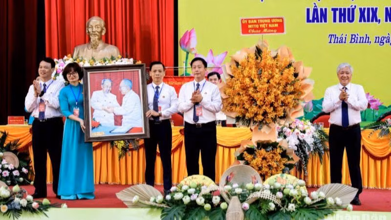 Chủ tịch Ủy ban Trung ương Mặt trận Tổ quốc Việt Nam Đỗ Văn Chiến tặng hoa và bức chân dung "Bác Hồ và Bác Tôn" cho tập thể lãnh đạo Ủy ban Mặt trận Tổ quốc Việt Nam tỉnh Thái Bình.