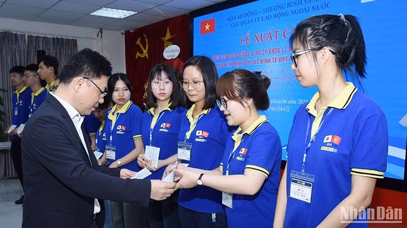 Phó Cục trưởng Cục Quản lý lao động ngoài nước Đặng Sĩ Dũng trao chứng chỉ cho các ứng viên ứng viên điều dưỡng, nhân viên chăm sóc xuất cảnh sang làm việc tại Nhật Bản, ngày 4/6/2024. (Ảnh: TRẦN HẢI)