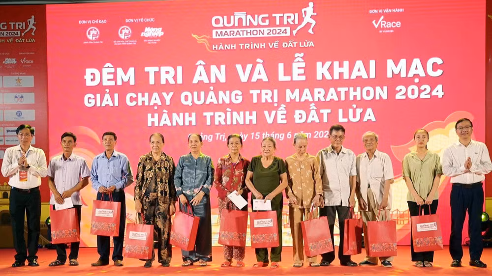 Ban tổ chức trao quà cho các gia đình thương binh, liệt sĩ.