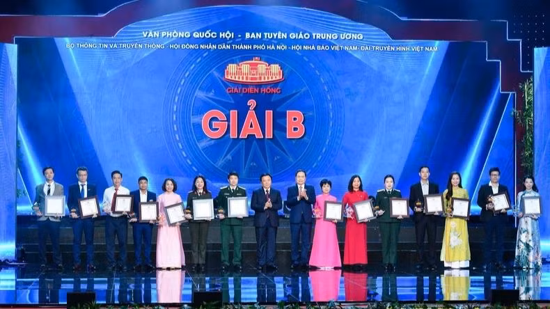 Đồng chí Trần Thanh Mẫn và đồng chí Nguyễn Xuân Thắng trao giải B cho đại diện các nhóm tác giả đoạt Giải Diên Hồng lần thứ 2.