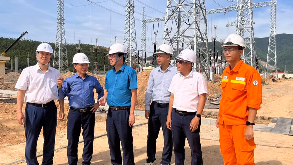 Đoàn công tác nghe báo cáo việc triển khai công việc tiếp theo Dự án đường dây 500kV Quảng Trạch-Quỳnh Lưu.