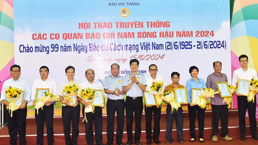 Ban tổ chức trao hoa tri ân cho các nhà tài trợ Hội thao.