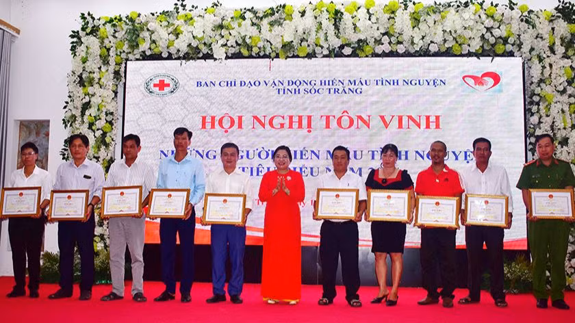 Lãnh đạo tỉnh Sóc Trăng Hồ Thị Cẩm Đào trao bằng khen cho các cá nhân tiêu biểu. (Ảnh: HUỲNH NHƯ)