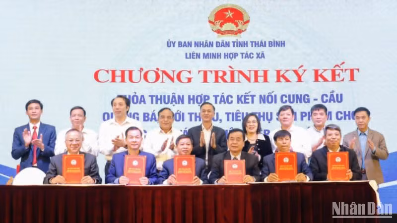 Ký kết tiêu thụ sản phẩm với Liên minh Hợp tác xã các tỉnh, thành phố phía bắc.