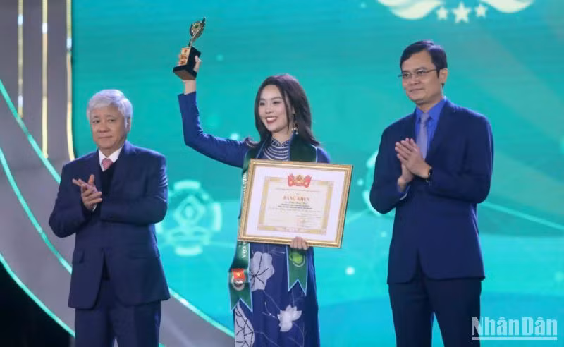 Chủ tịch Ủy ban Mặt trận Tổ quốc Việt Nam Đỗ Văn Chiến trao giải thưởng Lương Định Của cho chị Trần Thùy Nhi (tỉnh Ninh Bình).