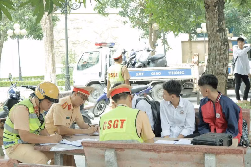 Xử lý học sinh vi phạm giao thông tại huyện Vũ Thư (tỉnh Thái Bình). (Ảnh THANH VÂN)