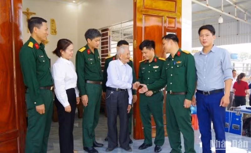 Ban Chỉ huy Quân sự huyện Quỳnh Phụ (tỉnh Thái Bình) bàn giao nhà tình nghĩa cho ông Hoàng Ngọc Tuynh, xã Quỳnh Hoa, huyện Quỳnh Phụ.