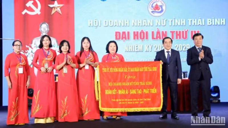 Lãnh đạo tỉnh Thái Bình tặng Hội doanh nhân nữ tỉnh Thái Bình bức trướng mang dòng chữ "Đoàn kết-Nhân ái-Sáng tạo-Phát triển".