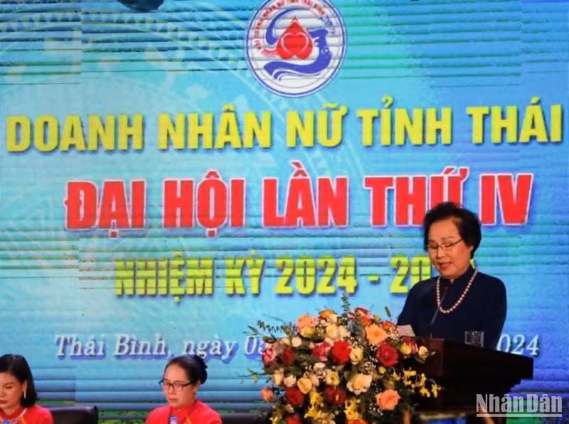 Bà Nguyễn Thị Bảo Hiền, Phó Chủ tịch Thường trực Hiệp hội nữ doanh nhân Việt Nam phát biểu tại Đại hội.