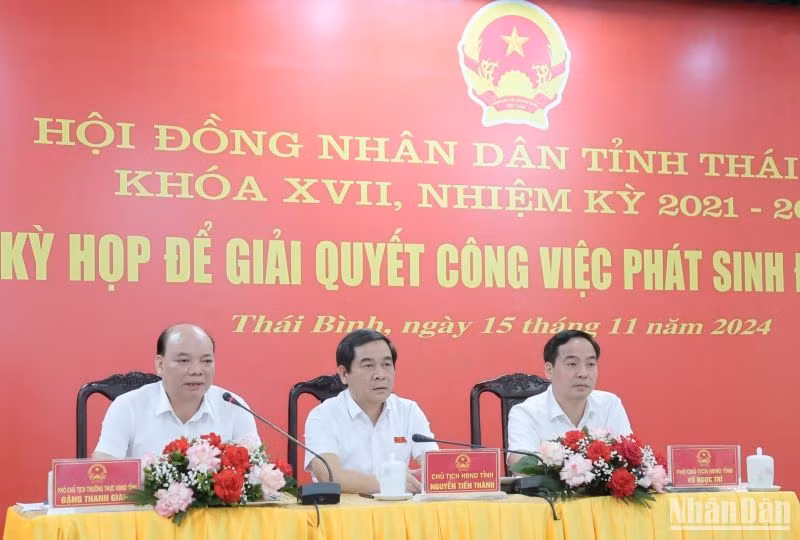 Các đại biểu chủ trì kỳ họp.