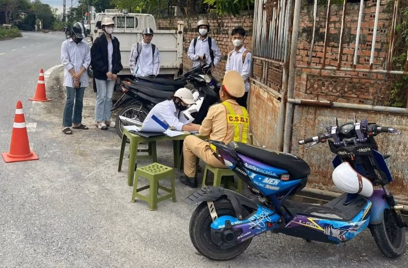 Xử lý, nhắc nhở học sinh vi phạm khi tham gia giao thông tại huyện Hưng Hà (tỉnh Thái Bình). (Ảnh NGUYỄN THUẦN)