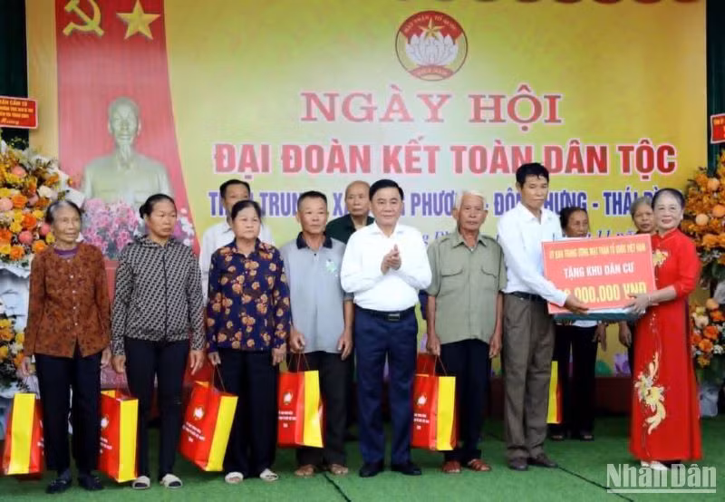 Đồng chí Trần Cẩm Tú tặng quà cho người dân thôn Trung, xã Đông Phương (huyện Đông Hưng, tỉnh Thái Bình).