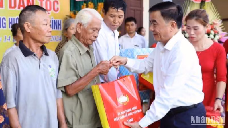 Đồng chí Trần Cẩm Tú tặng quà cho các hộ gia đình có hoàn cảnh khó khăn tại thôn Trung, xã Đông Phương (huyện Đông Hưng, tỉnh Thái Bình).