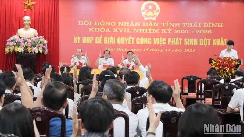 Các đại biểu Hội đồng nhân dân tỉnh Thái Bình biểu quyết thông qua Nghị quyết về đồ án quy hoạch xây dựng tỷ lệ 1/2.000 sân golf diện tích hơn 67ha tại huyện Quỳnh Phụ.