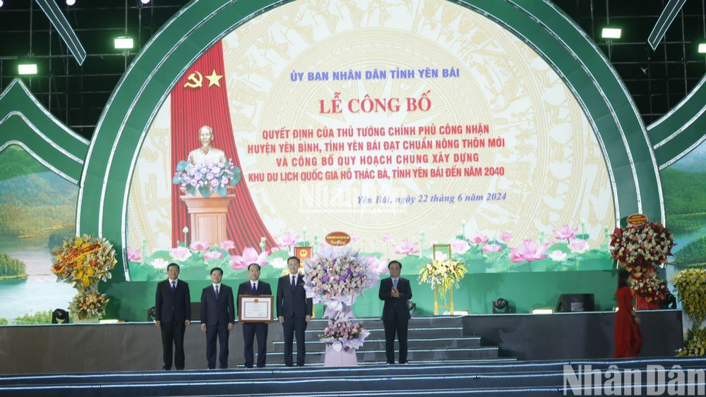 Bộ trưởng Lê Minh Hoan trao bằng công nhận huyện Yên Bình đạt chuẩn nông thôn mới. (Ảnh: THANH SƠN)