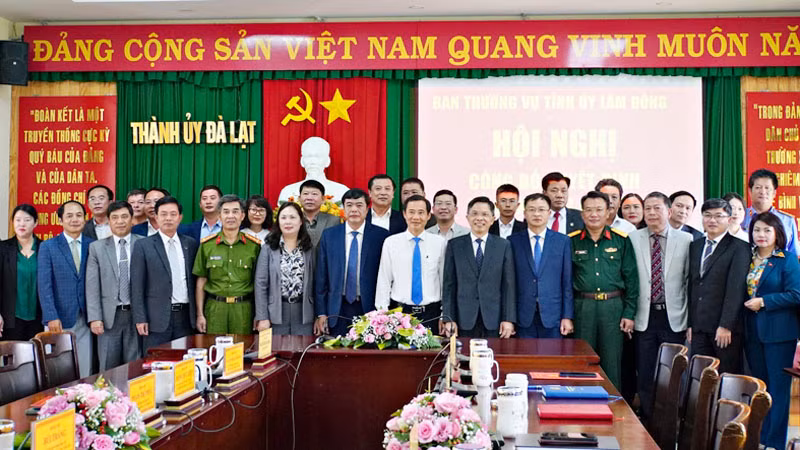 Quyền Bí thư Tỉnh ủy Lâm Đồng cùng các đại biểu tham dự hội nghị.