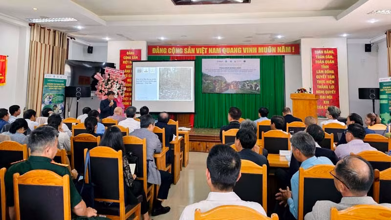 Giám đốc Vườn quốc gia Bidoup-Núi Bà Lê Văn Hương giới thiệu về vườn quốc gia tại tọa đàm.