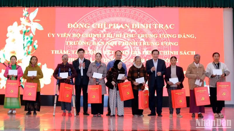 Đồng chí Phan Đình Trạc và Phó Bí thư thường trực Tỉnh ủy Lâm Đồng Trần Đình Văn trao quà Tết tặng các gia đình chính sách huyện Lạc Dương.