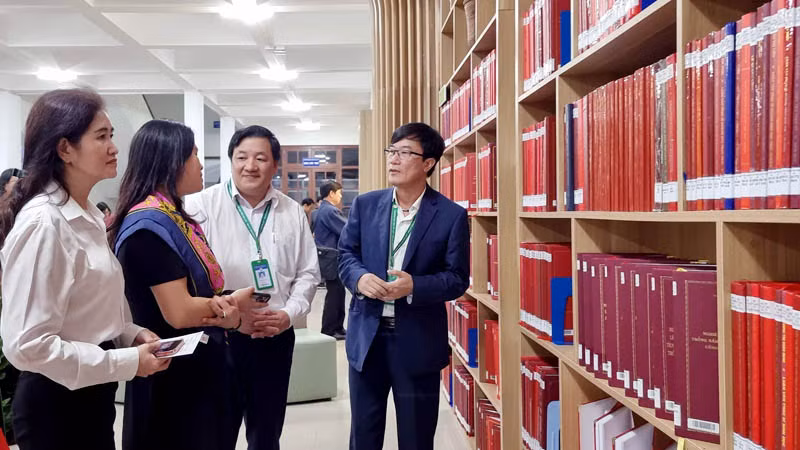 Tiến sĩ Lê Minh Chiến, Hiệu trưởng Trường đại học Đà Lạt (bên phải), giới thiệu “Không gian tư liệu Tây Nguyên” tại nhà trường.