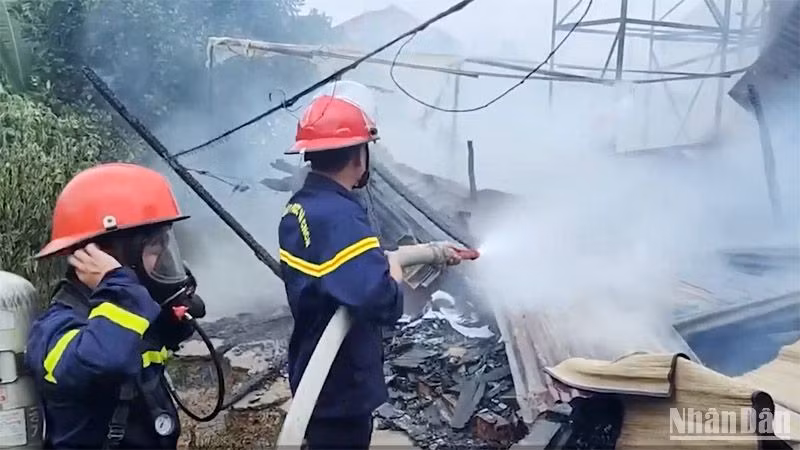 Lực lượng chức năng triển khai công tác chữa cháy. 