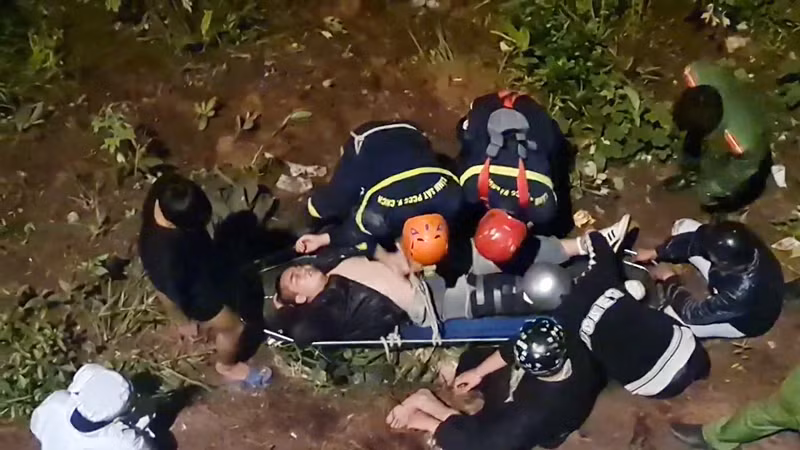 Nạn nhân được đưa lên băng-ca để cẩu lên đường.