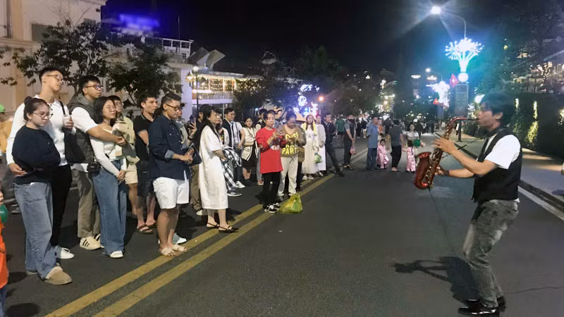 Biểu diễn âm nhạc đường phố trên phố đi bộ trung tâm Đà Lạt.