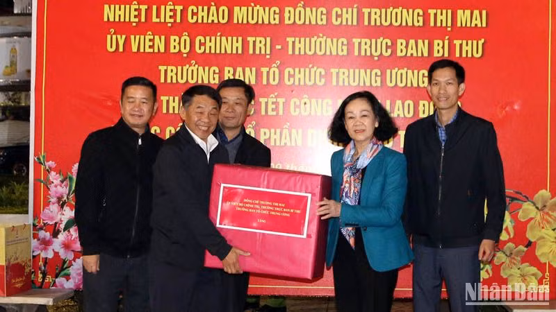 Đồng chí Trương Thị Mai trao quà Tết tặng Công ty cổ phần Dịch vụ đô thị Đà Lạt.