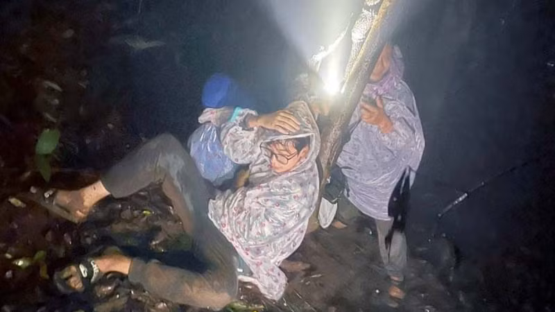 Sau hơn 3 giờ tổ chức tìm kiếm, lực lượng cứu hộ, cứu nạn đã tìm thấy các du khách đi lạc trong rừng.