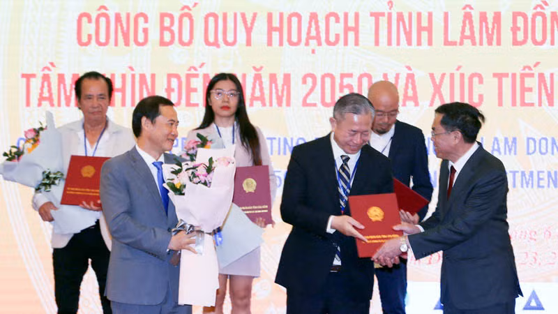 Phó Chủ tịch Ủy ban nhân dân tỉnh Lâm Đồng Võ Ngọc Hiệp (bìa phải) trao chứng nhận đăng ký đầu tư cho các doanh nghiệp đầu tư vào Lâm Đồng.