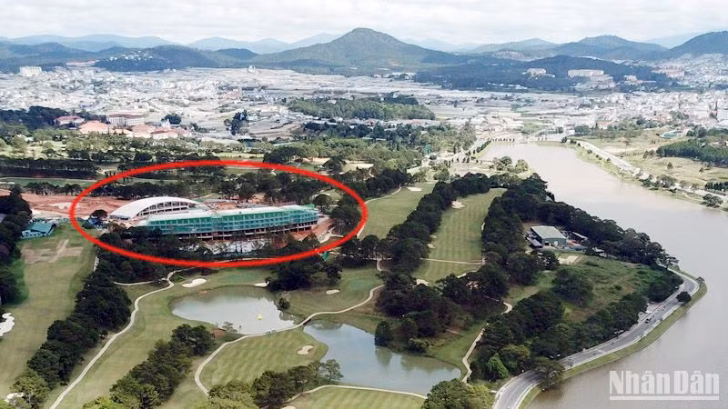 Hai khối công trình xây dựng sai phạm tại sân golf Đồi Cù Đà Lạt.