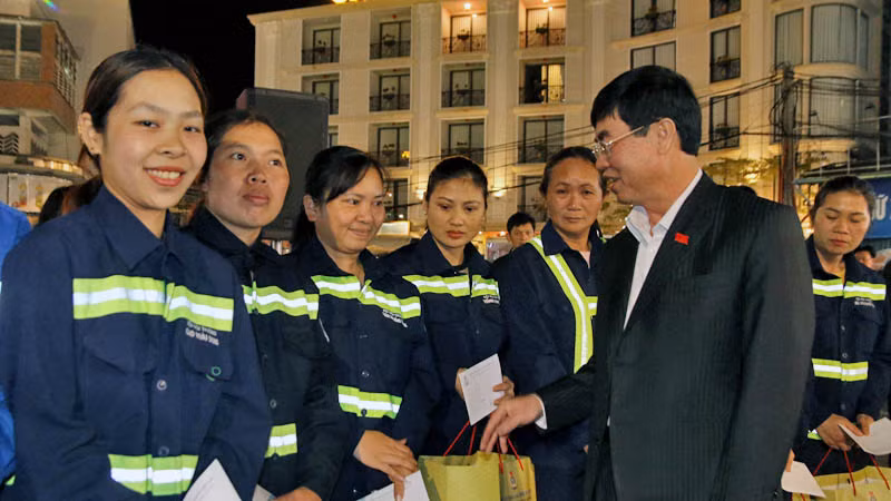 Đồng chí Trần Đình Văn tặng quà và trò chuyện với các lao công đang làm việc trong đêm giao thừa tại Đà Lạt.