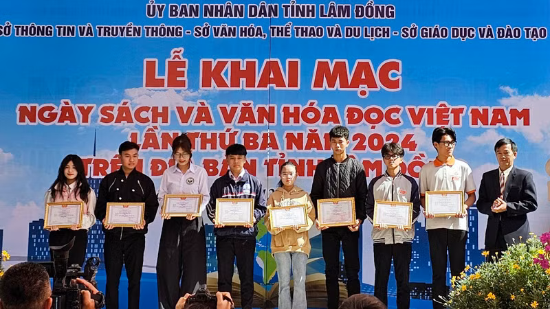 Trao giải cuộc thi “Tìm hiểu 70 năm Chiến thắng Điện Biên Phủ - Khúc ca vang mãi”.