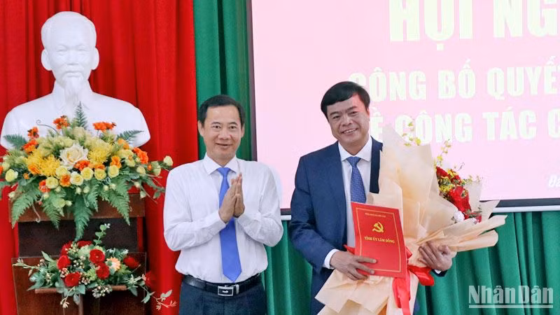 Quyền Bí thư Tỉnh ủy Lâm Đồng Nguyễn Thái Học trao quyết định điều động đồng chí Đặng Đức Hiệp giữ chức vụ Bí thư Thành ủy Đà Lạt.