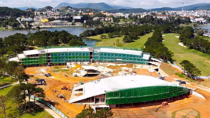 Công trình xây dựng sai phép, không phép thuộc dự án tòa nhà câu lạc bộ golf tại sân golf Đồi Cù Đà Lạt.