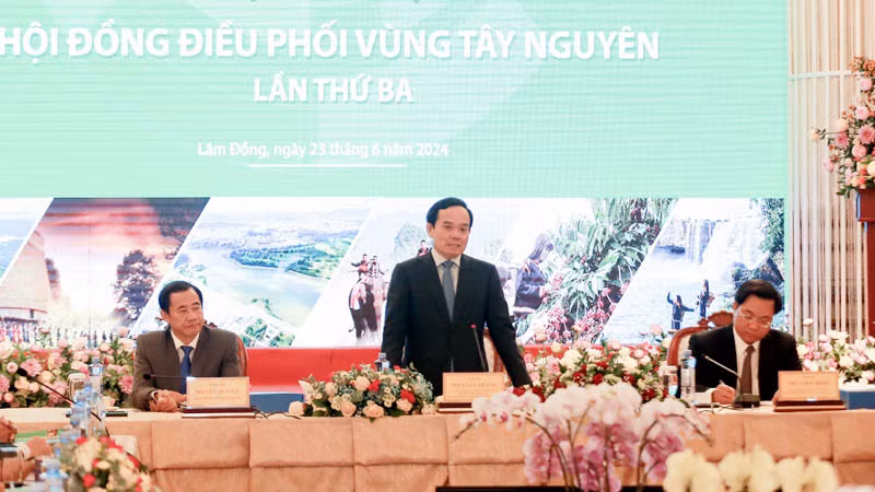 Phó Thủ tướng Trần Lưu Quang, Thứ trưởng Kế hoạch và Đầu tư Trần Duy Đông và Quyền Bí thư Tỉnh ủy Lâm Đồng Nguyễn Thái Học chủ trì hội nghị.