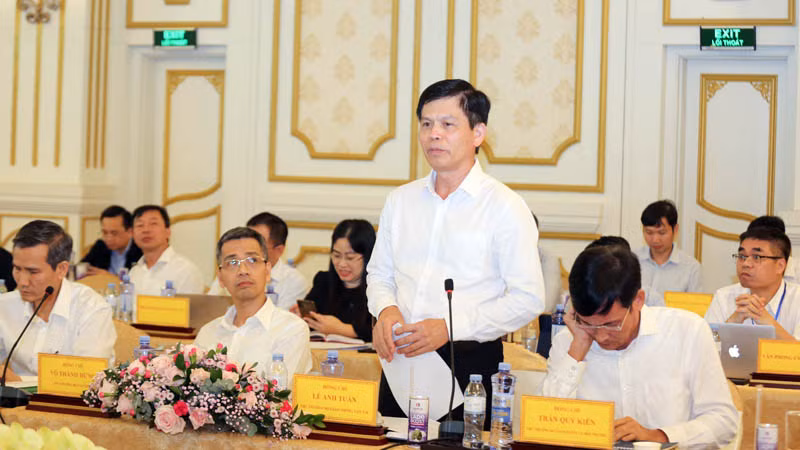 Thứ trưởng Giao thông vận tải Lê Anh Tuấn phát biểu ý kiến tại hội nghị.