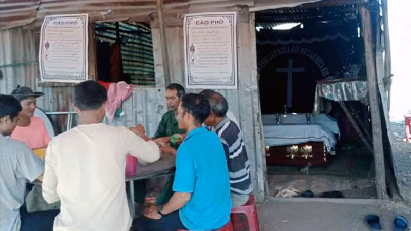 Địa phương và gia đình tổ chức hậu sự cho hai bé sinh đôi đuối nước thương tâm.