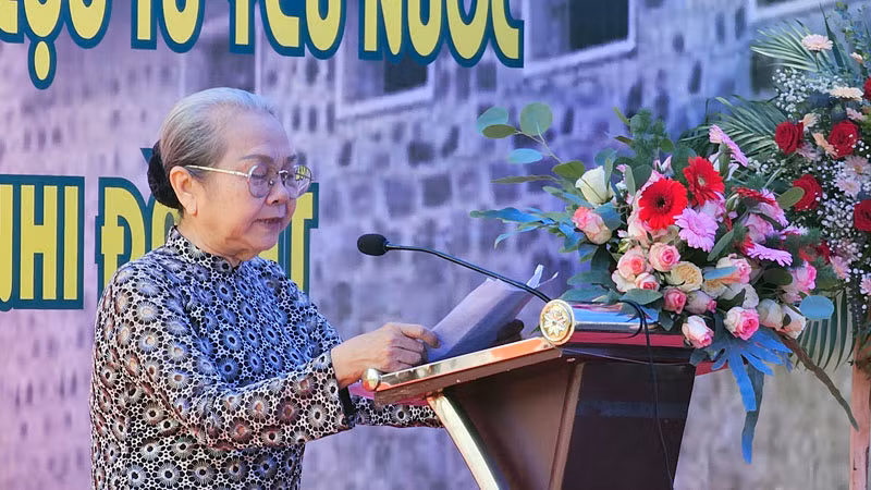 Trưởng Ban Liên lạc toàn quốc Chiến sĩ cách mạng Việt Nam bị địch bắt tù đày Hoàng Thị Khánh phát biểu tại buổi gặp mặt.