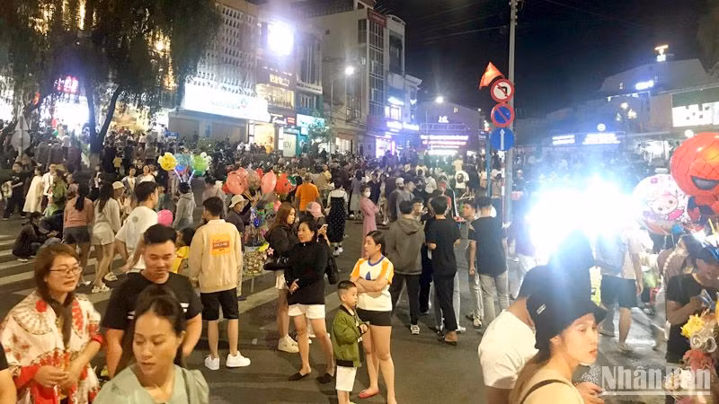 Không khí sôi động tại phố đi bộ trung tâm Hòa Bình, thành phố Đà Lạt trong ngày đầu hoạt động trở lại. 