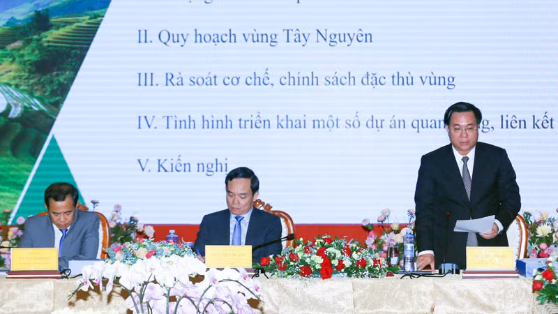 Thứ trưởng Kế hoạch và Đầu tư Trần Duy Đông báo cáo tình hình triển khai các hoạt động của Hội đồng Điều phối vùng Tây Nguyên.