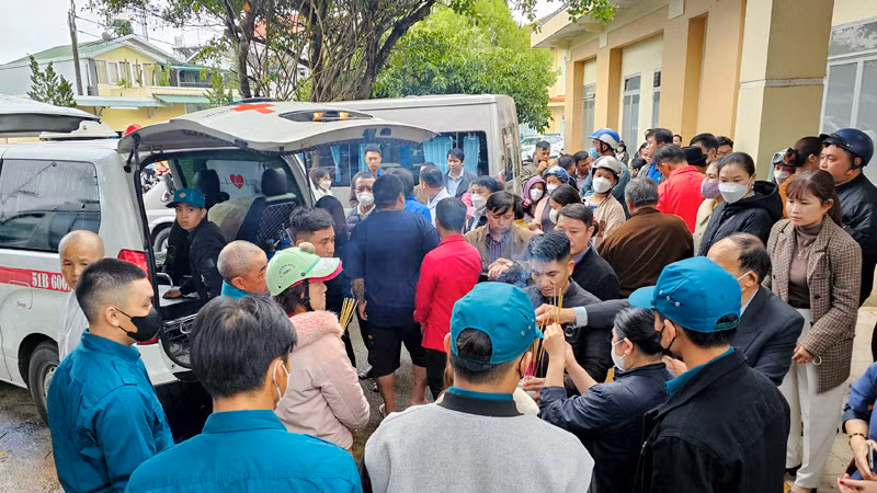 Nhiều người đến chia sẻ, hỗ trợ và giúp đỡ gia đình, tiễn 3 cháu bé về quê an táng.