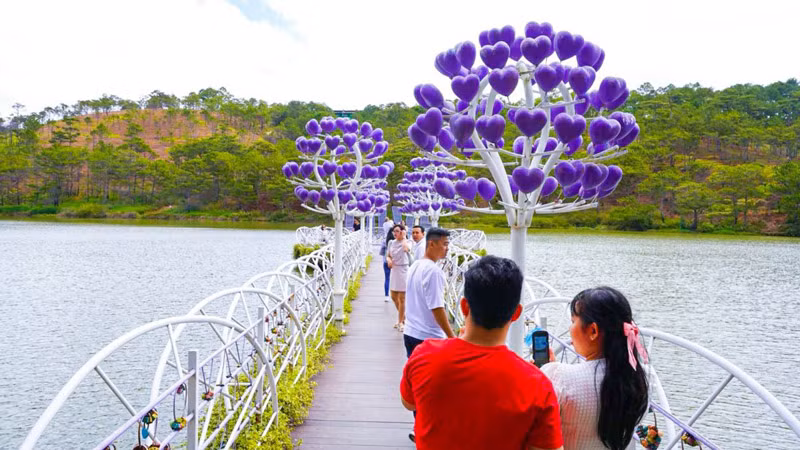 Nhiều đôi uyên ương ghi dấu kỷ niệm trên cầu tình yêu tại khu du lịch Thung lũng tình yêu dịp Lễ tình nhân 14/2.