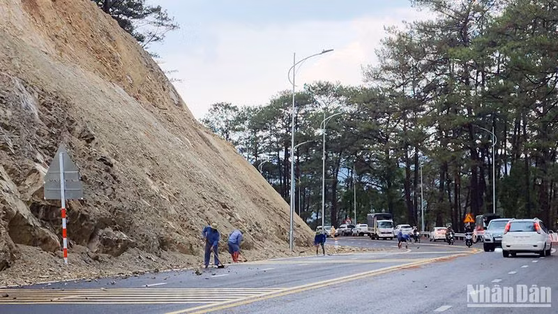 Lực lượng chức năng khẩn trương xử lý hiện trường sạt lở sau mưa lớn trên đèo Prenn-Đà Lạt.